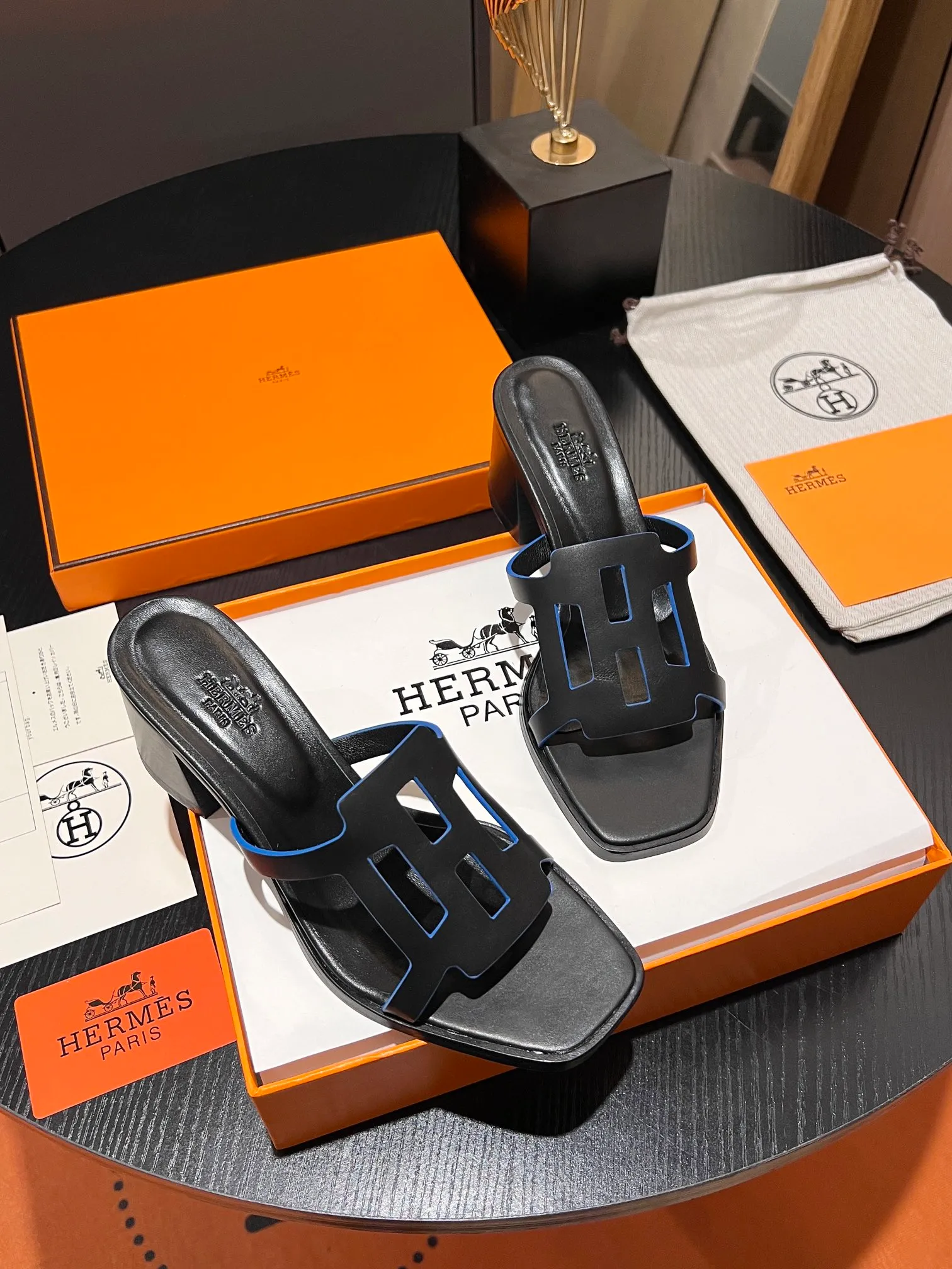 👟👟Ex-factory price 560👟👟 💋New! HERMES, 2024 thick heel series hollow H slides, look great on the feet! Original replica, synchronized at the counter. Upper material: advanced custom-made first-layer calfskin, inner padding sheepskin, Italian leather outsole. Multiple color options! Heel height: 6.5cm Size: 34-43 (34 41 42 43 customized items are non-refundable)